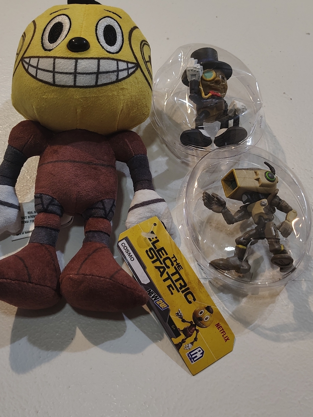 The Electric State Cosmo Plush & Figures Set - Yellow/Brown